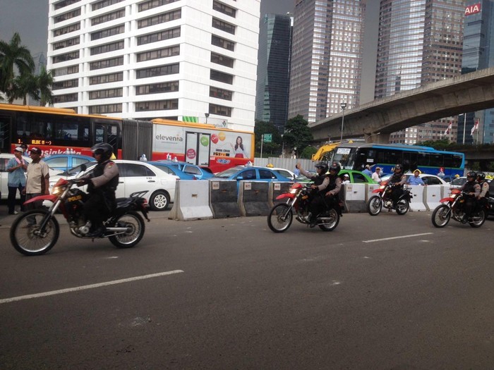 Diusir Polisi, Sopir Taksi yang Demo Dekat Le Meridien Bergerak ke Monas