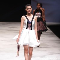 Warnatasku by Susan Zhuang Eksistensi Warisan Leluhur Indonesia Fashion Week 2016 at Jakarta Convention Center. Jakarta. [Foto: Mohammad Abduh/Wolipop]