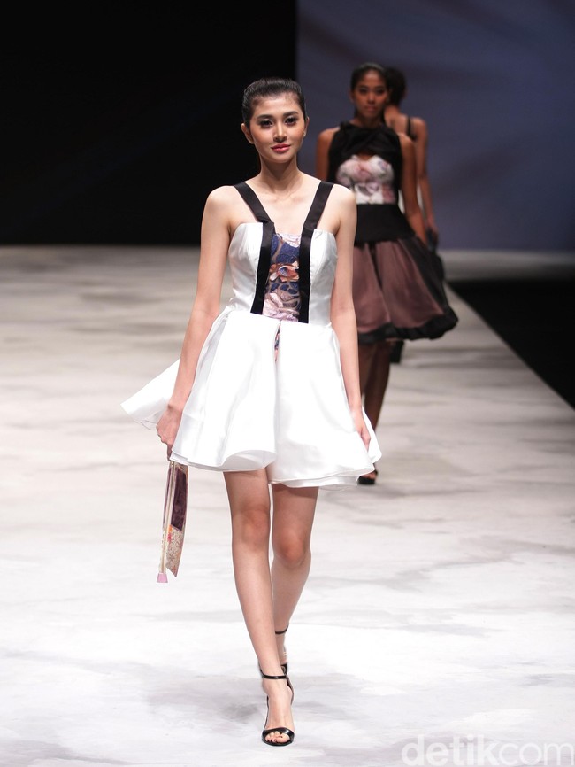 Warnatasku by Susan Zhuang Eksistensi Warisan Leluhur Indonesia Fashion Week 2016 at Jakarta Convention Center. Jakarta. [Foto: Mohammad Abduh/Wolipop]