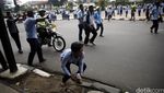 Massa Pendemo Taksi Bentrok dengan Massa Go-Jek