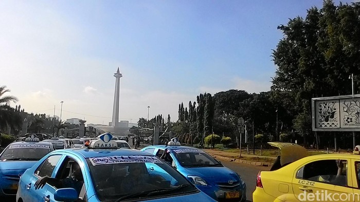 Suara Hati Sopir Taksi yang Demo: Kami Ingin Disamakan!