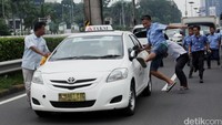 Aksi main hakim sendiri ini sangat disayangkan, para sopir taksi melakukan aksi pengerusakan salah satu taksi yang tidak ikut demo.
