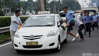 Ini Aksi Anarkis Sopir Taksi Saat Sweeping