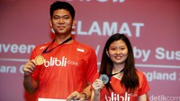 Praveen Jordan (kiri) dan Debby Susanto (kanan) menunjukkan medali All England.