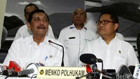 Luhut (kiri) meminta pihak Blue Bird, Express, Go-Jek, GrabCar dan Uber menahan diri selama pemerintah mencari solusi.