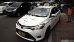 Massa Pendemo Taksi Bentrok dengan Massa Go-Jek
