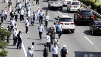 Para sopir taksi turun ke jalan melakukan aksi sweeping kepada taksi yang masih beropersi.