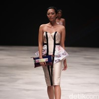 Warnatasku by Susan Zhuang Eksistensi Warisan Leluhur Indonesia Fashion Week 2016 at Jakarta Convention Center. Jakarta. [Foto: Mohammad Abduh/Wolipop]