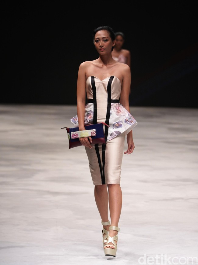 Warnatasku by Susan Zhuang Eksistensi Warisan Leluhur Indonesia Fashion Week 2016 at Jakarta Convention Center. Jakarta. [Foto: Mohammad Abduh/Wolipop]