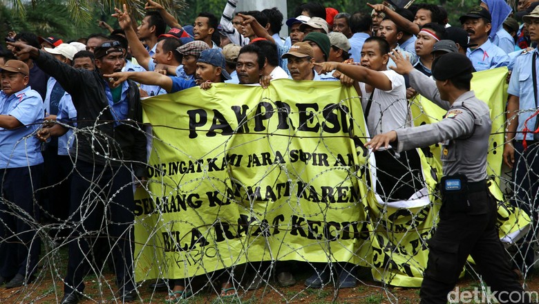 Demo Sopir Taksi di Monas Ricuh