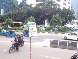 Sopir Taksi dkk Lempar Batu di Jl Sudirman, Diusir Polisi Kabur ke Arah HI