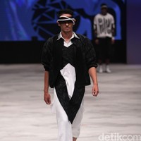 Acak Acak by LPTB Susan Budihardjo Ragam Wastra Nusantara Indonesia Fashion Week 2016. at Jakarta Convention Center. Senayan. Jakarta. [Foto: Mohamamd Abduh/Wolipop]