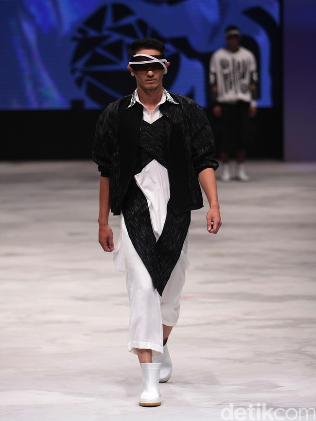 Acak Acak by LPTB Susan Budihardjo Ragam Wastra Nusantara Indonesia Fashion Week 2016. at Jakarta Convention Center. Senayan. Jakarta. [Foto: Mohamamd Abduh/Wolipop]