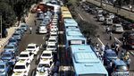 Taksi Konvoi Penuhi Jl Gatot Subroto
