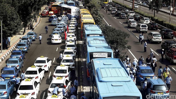 Para sopir taksi berduyun-duyun konvoi di Jalan Gatot Subroto menuju arah Slipi, Jakarta Barat. Hal ini menyebabkan kondisi jalan macet total. Para taksi itu juga terlihat masuk jalur busway. Ini menyebabkan bus TransJ tersendat dan perang klakson tidak terhindarkan. Rengga Sancaya/detikcom.