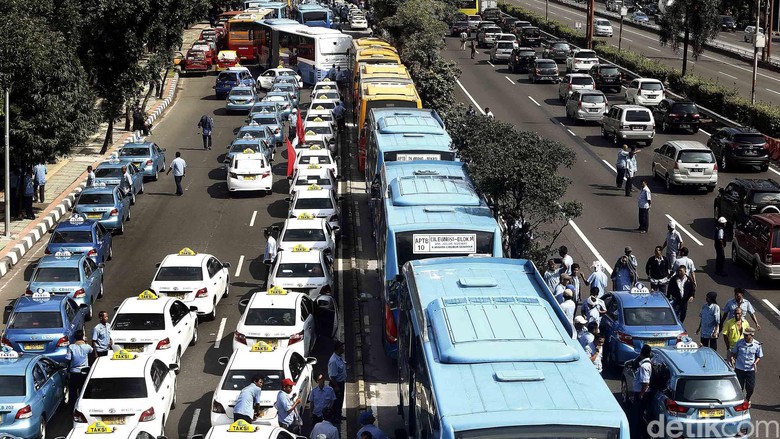 Taksi Konvoi di Jalan Gatsu Para sopir taksi berduyun-duyun konvoi di Jalan Gatot Subroto menuju arah Slipi, Jakarta Barat. Hal ini menyebabkan kondisi jalan macet total. Para taksi itu juga terlihat masuk jalur busway. Ini menyebabkan bus TransJ tersendat dan perang klakson tidak terhindarkan. Rengga Sancaya/detikcom.
