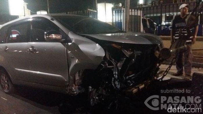 Tabrak Separator Busway di Jl MT Haryono, Mobil Avanza Ringsek Bagian Depan