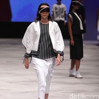 Acak Acak by LPTB Susan Budihardjo Ragam Wastra Nusantara Indonesia Fashion Week 2016. at Jakarta Convention Center. Senayan. Jakarta. [Foto: Mohamamd Abduh/Wolipop]