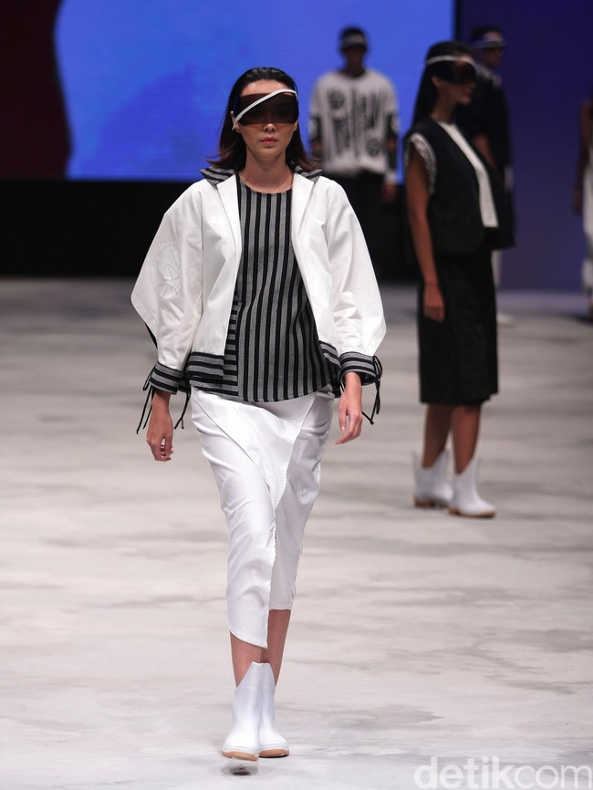 Acak Acak by LPTB Susan Budihardjo Ragam Wastra Nusantara Indonesia Fashion Week 2016. at Jakarta Convention Center. Senayan. Jakarta. [Foto: Mohamamd Abduh/Wolipop]