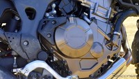 2. Mesin dan frame bisa dipastikan juga memiiki desain yang berbeda. Seperti menggunakan semi-double cradle frame yang terbuat dari baja. Motor ini hadir dengan mesin 998 cc parallel-twin engine.