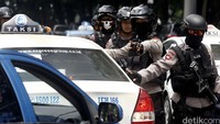 Selain Petugas Reserse, Petugas polisi lain tampak berseragam lengkap saat menertibkan para sopir Taksi. 