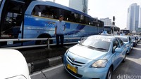 Aksi anarkis juga dilakukan para sopir taksi dengan melakukan sweeping sesama rekan mereka yang kebetulan tidak ikut demo