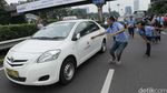 Ini Aksi Anarkis Sopir Taksi Saat Sweeping
