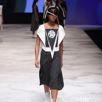 Acak Acak by LPTB Susan Budihardjo Ragam Wastra Nusantara Indonesia Fashion Week 2016. at Jakarta Convention Center. Senayan. Jakarta. [Foto: Mohamamd Abduh/Wolipop]