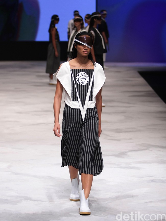 Acak Acak by LPTB Susan Budihardjo Ragam Wastra Nusantara Indonesia Fashion Week 2016. at Jakarta Convention Center. Senayan. Jakarta. [Foto: Mohamamd Abduh/Wolipop]