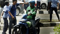 Seorang driver Go-Jek sempat disuruh memutar oleh seorang warga saat melintas di kawasan Semanggi.