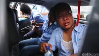 Kedua sopir taksi juga ikut dipukuli oleh beberapa Driver Go-Jek yang merusak taksi tersebut. 
