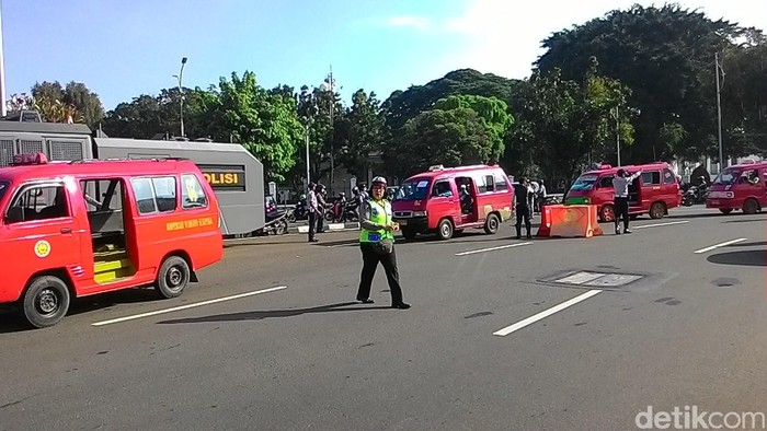 Angkot KWK Mulai Berdatangan ke Monas untuk Demo