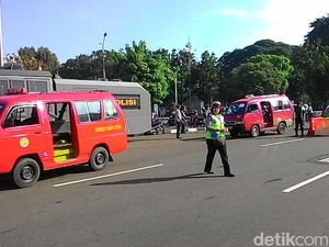 Angkot KWK Mulai Berdatangan ke Monas untuk Demo