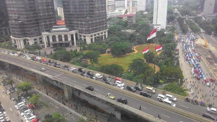Saling Lempar Batu Pecah di Sudirman, Sopir Taksi Pendemo Vs Ojek Online