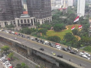Saling Lempar Batu Pecah di Sudirman, Sopir Taksi Pendemo Vs Ojek Online