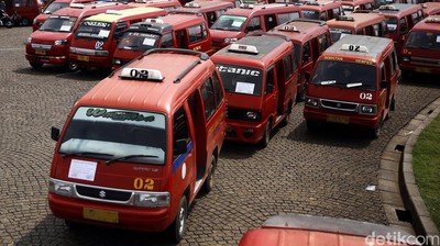 Penampakan Angkot KWK Kepung Monas