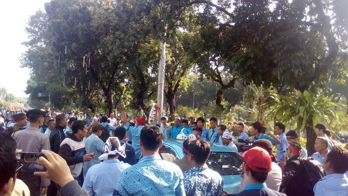 Sopir Taksi Sweeping di Kemkominfo: Ayo Gabung, Harus Solid!