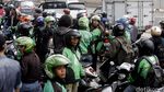 Go-Jek Dilempari Batu oleh Sopir Taksi