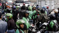 Driver Go-Jek itu sedang melintas di kawasan Semanggi, Jakarta, Selasa (22/3/2016).