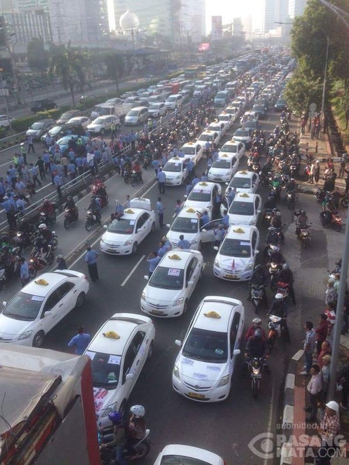 Demo Taksi dkk di Depan DPR, Lalin Semanggi-Slipi dan Sebaliknya Macet