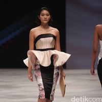 Warnatasku by Susan Zhuang Eksistensi Warisan Leluhur Indonesia Fashion Week 2016 at Jakarta Convention Center. Jakarta. [Foto: Mohammad Abduh/Wolipop]