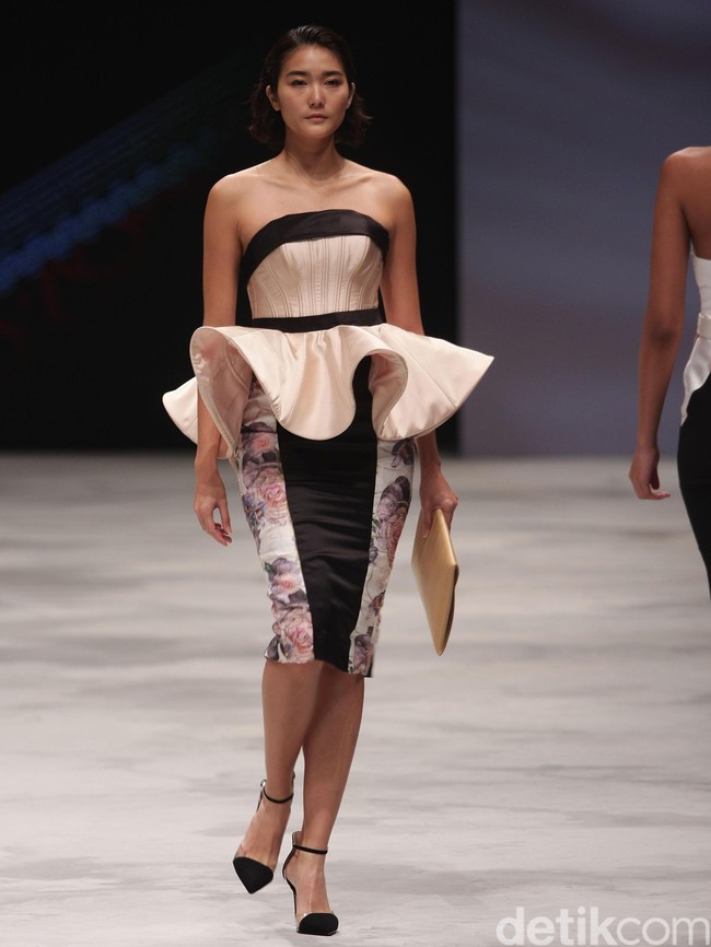 Warnatasku by Susan Zhuang Eksistensi Warisan Leluhur Indonesia Fashion Week 2016 at Jakarta Convention Center. Jakarta. [Foto: Mohammad Abduh/Wolipop]