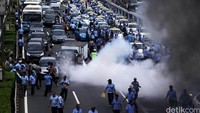 Asap mengepul hitam dan mengganggu pengendara lain serta pejalan kaki yang melintas.