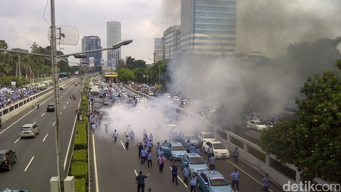 Sopir Taksi Bakar Ban dan Blokir Tol Dalam Kota Senayan