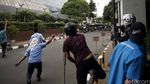 Massa Pendemo Taksi Bentrok dengan Massa Go-Jek