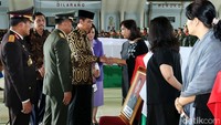 Presiden Jokowi menyalami keluarga korban jatuhnya helikoter TNI AD. Ist/Puspen TNI/detikFoto.