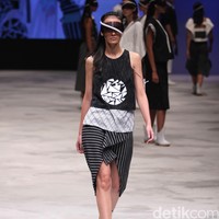 Acak Acak by LPTB Susan Budihardjo Ragam Wastra Nusantara Indonesia Fashion Week 2016. at Jakarta Convention Center. Senayan. Jakarta. [Foto: Mohamamd Abduh/Wolipop]