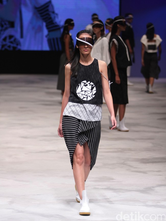 Acak Acak by LPTB Susan Budihardjo Ragam Wastra Nusantara Indonesia Fashion Week 2016. at Jakarta Convention Center. Senayan. Jakarta. [Foto: Mohamamd Abduh/Wolipop]