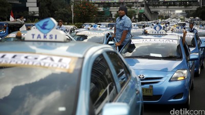 Penampakan Taksi dkk Penuhi Jalan Sudirman