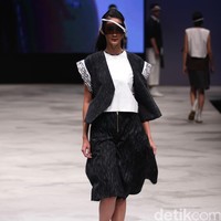 Acak Acak by LPTB Susan Budihardjo Ragam Wastra Nusantara Indonesia Fashion Week 2016. at Jakarta Convention Center. Senayan. Jakarta. [Foto: Mohamamd Abduh/Wolipop]